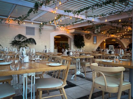 BAHR & Terrace at the table